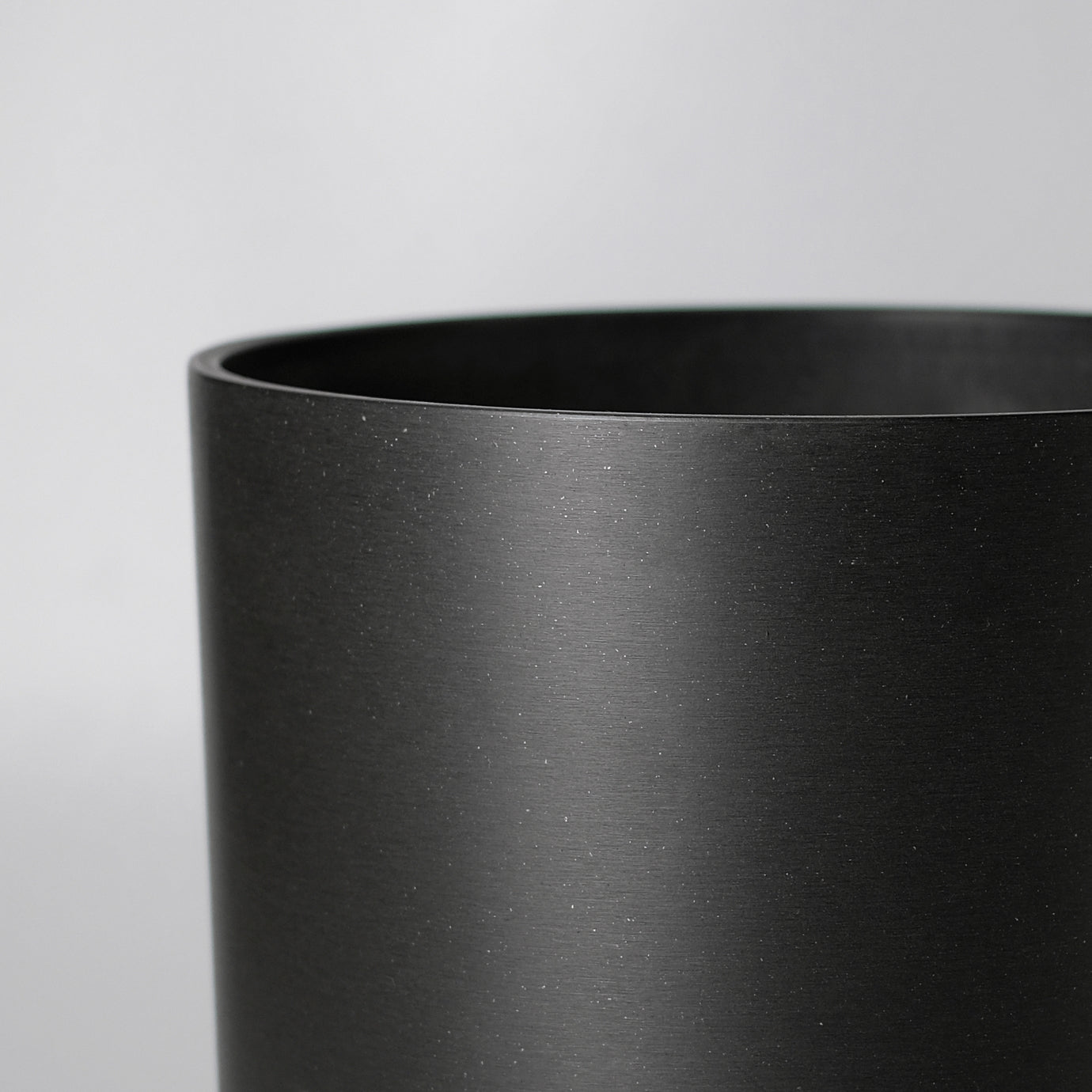 16" Signature Stone Planter + Saucer Black Kuro